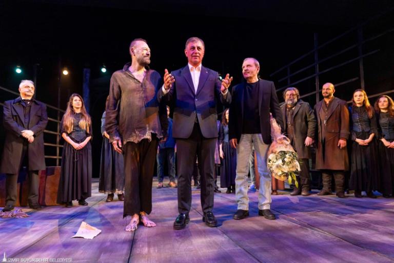 İzmir Şehir Tiyatroları’ndan Cadı Kazanı için görkemli prömiyer