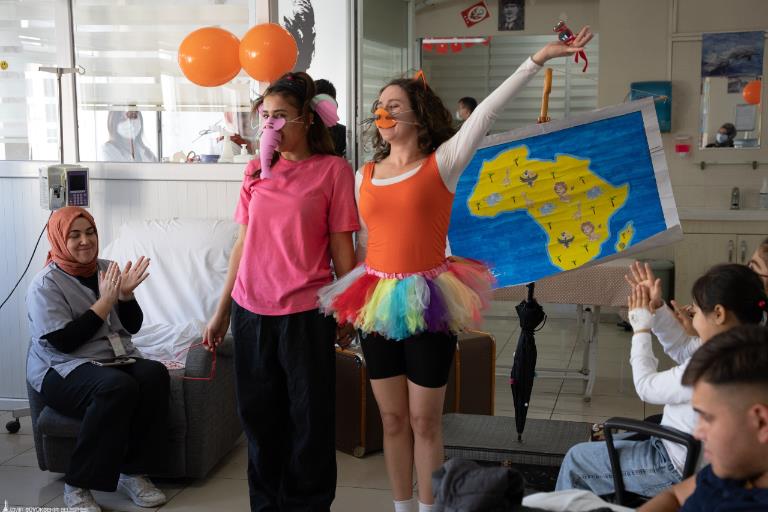 İzmir Şehir Tiyatroları’nın “Sanat İyileştirir” projesi sürüyor