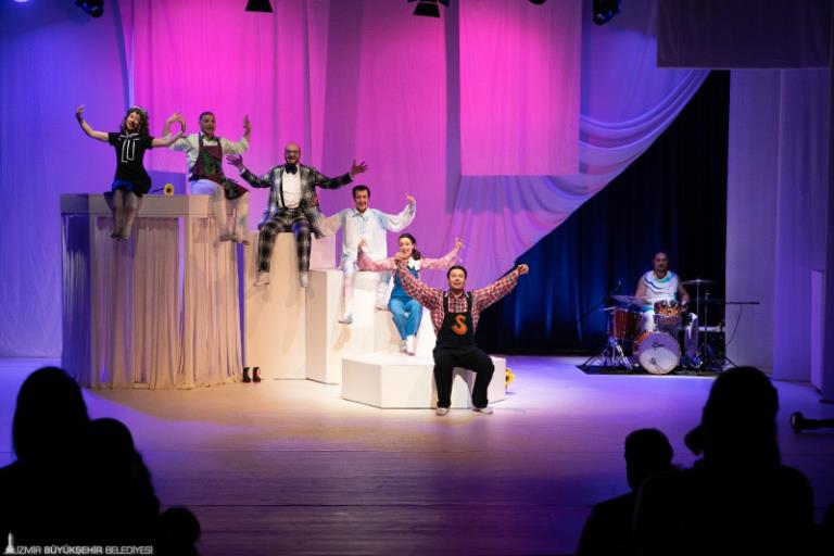 Don Kişot, İzBBŞT sahnesinde kapalı gişe prömiyer yaptı